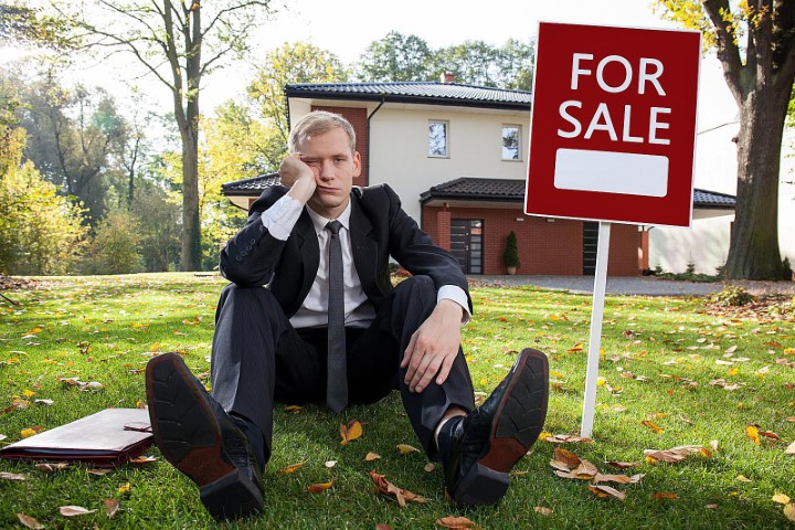 agente-venditore-immobiliare-seconda-casa-compravendita